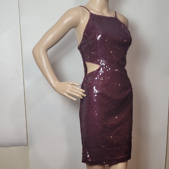 Red Sequin Halter Bodycon Dress for Cocktail Events - Picture 4 of 16